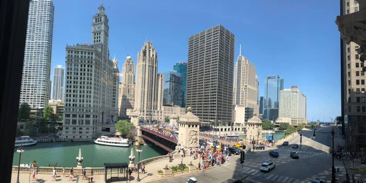 a city with tall buildings related to Exploring Bed Bath and Beyond Chicago Ridge: A Shopper's Paradise