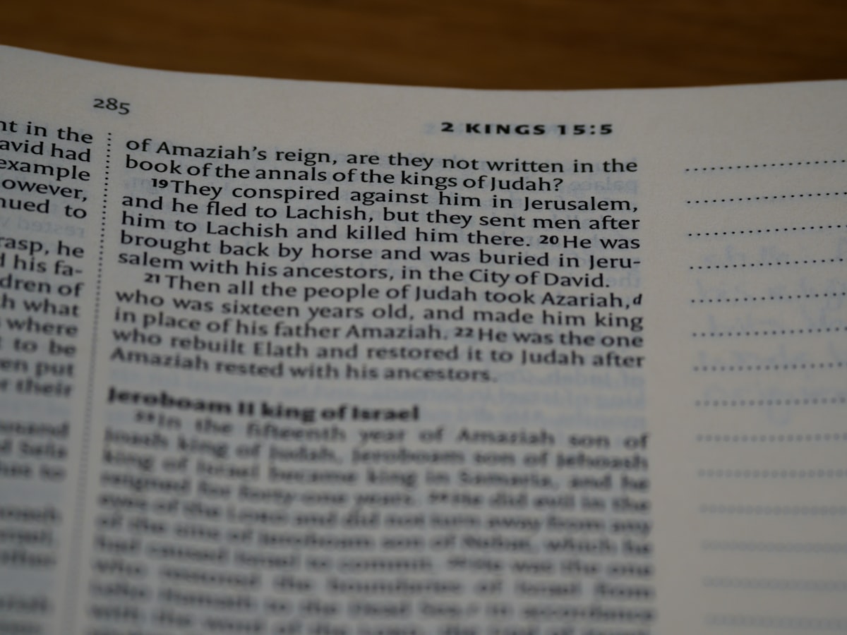 close up, bokeh, macro, blur, blurred background, close focus, bible, old testament, 2 kings, book of kings, kings, ספר מלכים‎, sêp̄er malḵîm,  hebrew bible, destruction of judah, babylon, babylonian exile, Deuteronomistic history, a history of Israel, rabbinic literature, shavuot, christian, judaism, history, text, reading, bible study, devotions, text, NIV, New International Version, type, typography, canon, christianity, holy scripture, holy bible, scripture, tanakh, nevi'im, ketuvim, septuagint,
 related to Understanding King Size Coverlet Dimensions