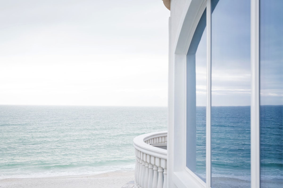 https://magnoliasagestock.com/free-stock-photos/ related to Beach-inspired Window Treatments