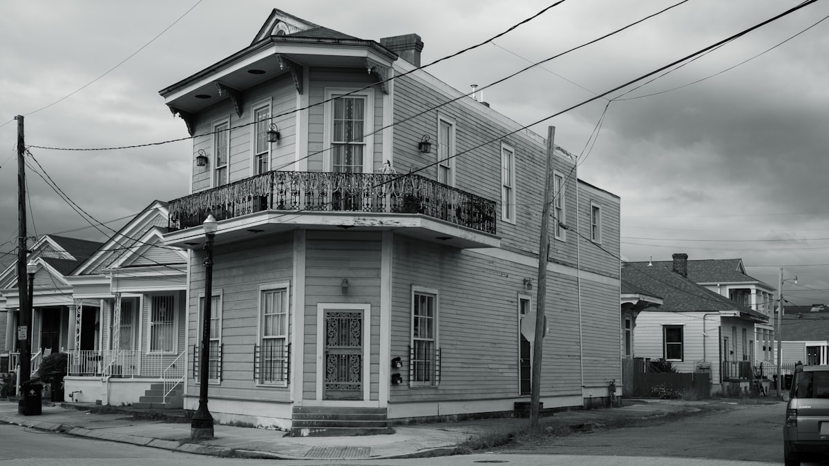 lamp posts near house related to Sleep in the Big Easy: Unique Bed & Breakfasts of New Orleans