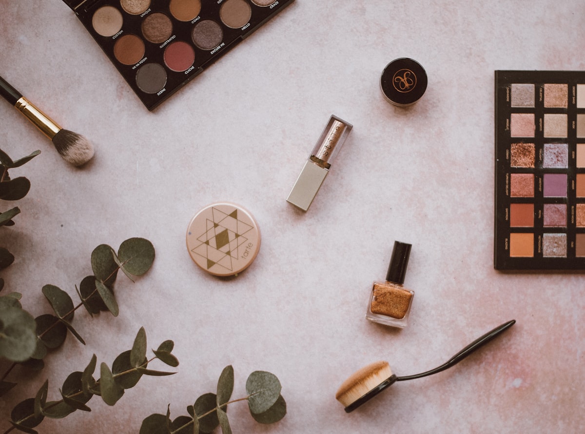 Make up related to The Ultimate Guide to Makeup Mirrors