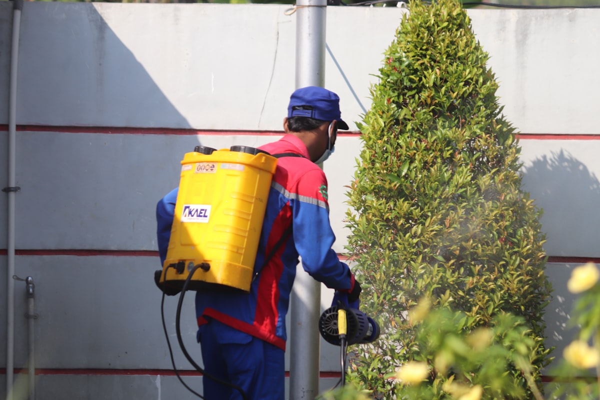 petugas kebersihan sedang menyemprot  related to Effective Solutions for Pest Control: A Deep Dive into Raid Max Bed Bug and Flea