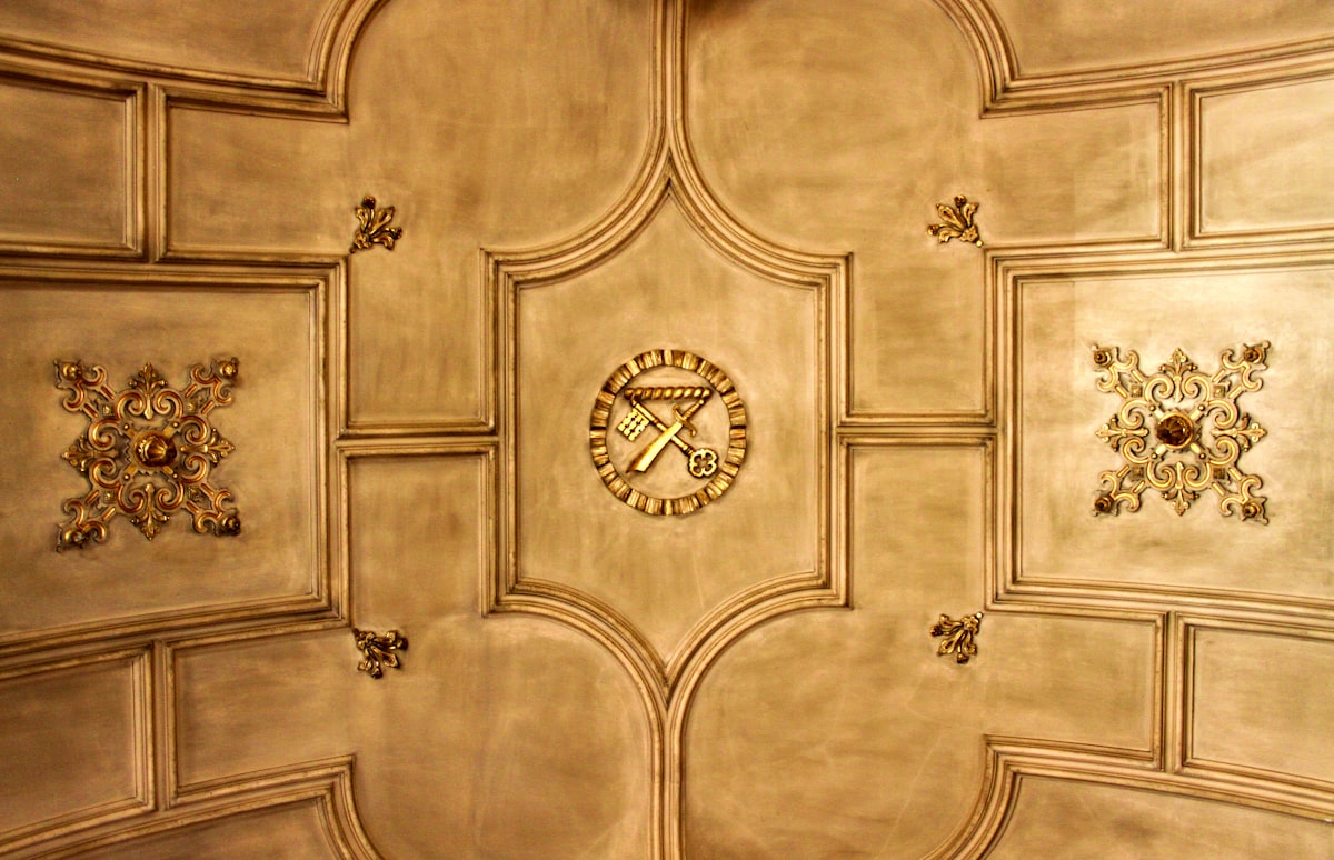 Royal Ceilings related to Luxurious Gold Canopy Bed Designs